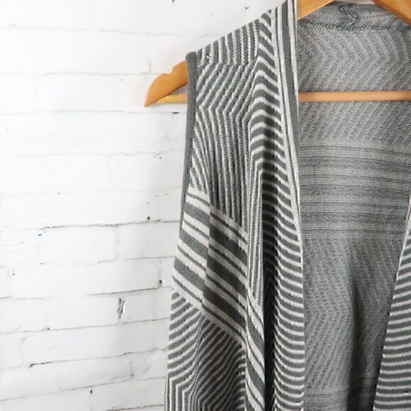 SAX GREY & WHITE STRIPE SLEEVELESS ASYMETRICAL CARDIGAN DUSTER STYLE SWEATER - Picture 7 of 10